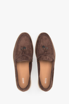 Damen-Loafer in Sattelbraun der Marke Estro aus Velours und Leder – Präsentation des Schuhwerks von oben.