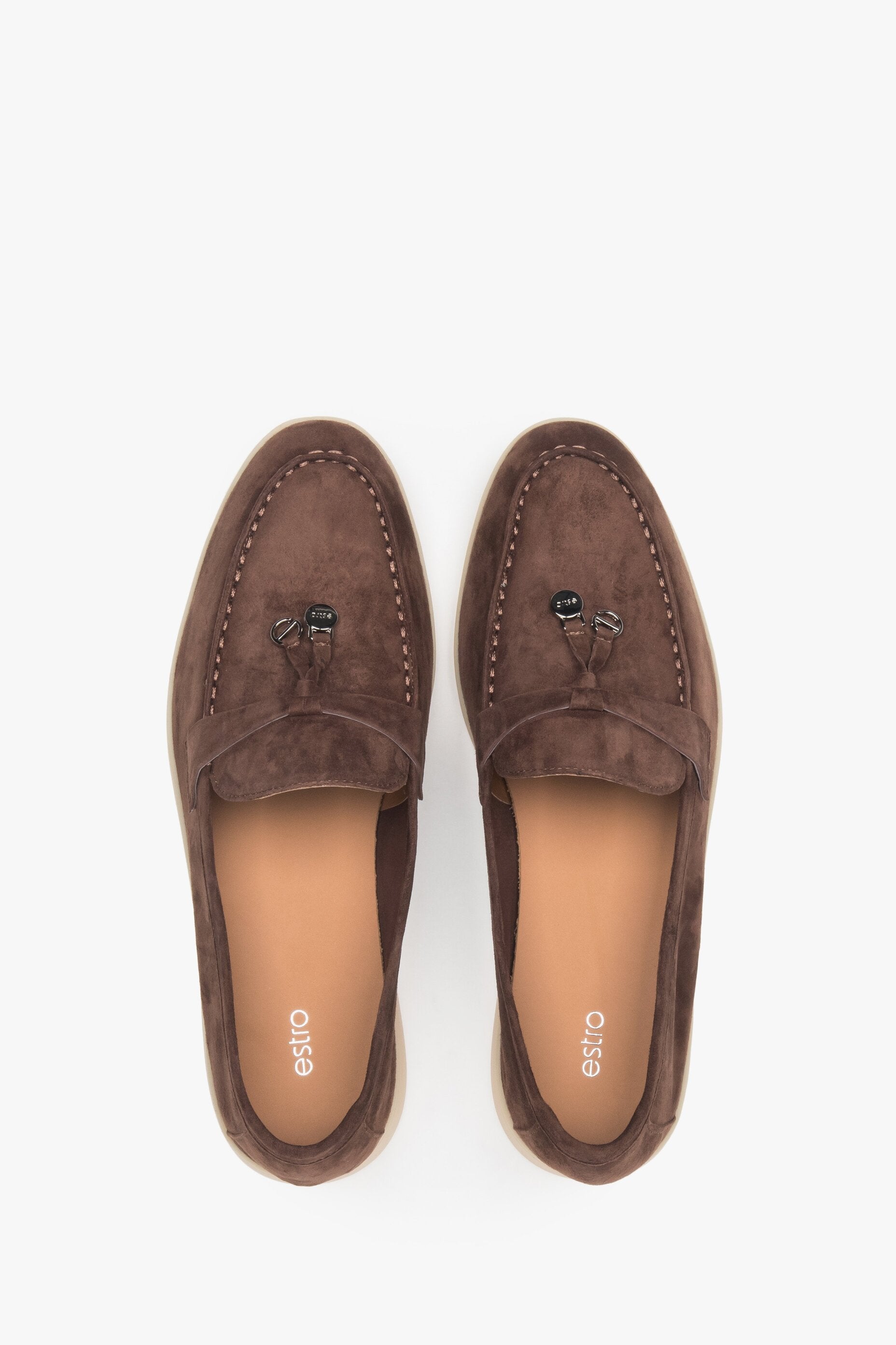 Damen-Loafer in Sattelbraun der Marke Estro aus Velours und Leder – Präsentation des Schuhwerks von oben.