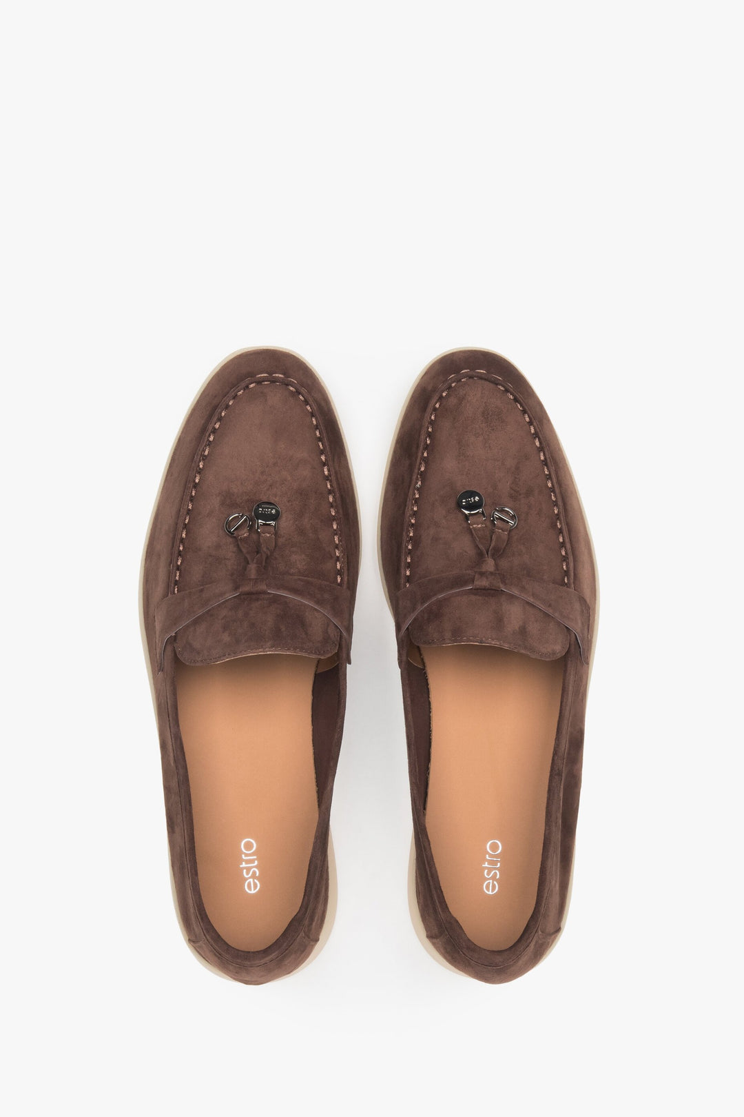 Damen-Loafer in Sattelbraun der Marke Estro aus Velours und Leder – Präsentation des Schuhwerks von oben.