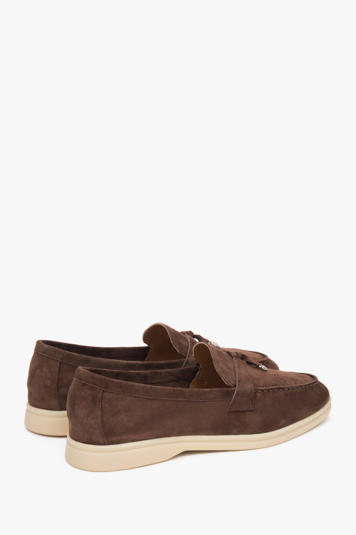 Damen-Loafer in Sattelbraun aus natürlichem Velours und Leder – Nahaufnahme der Fersenkappe.