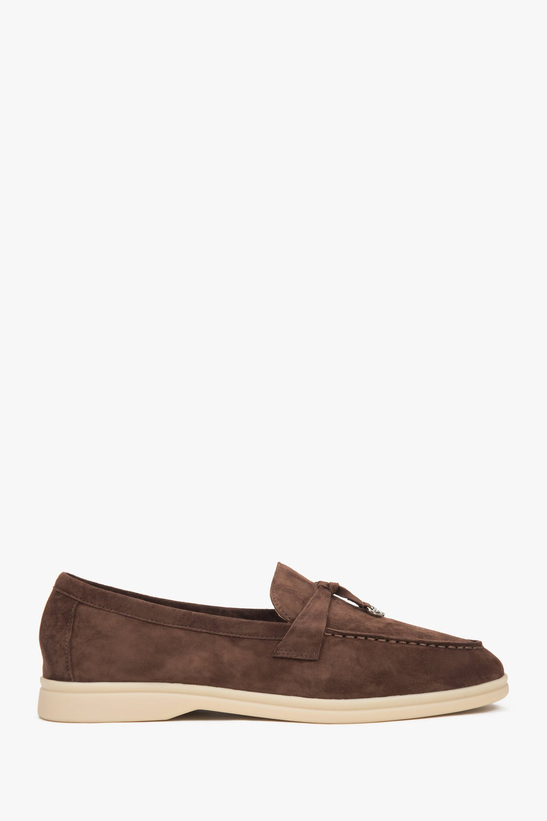 Damen-Loafer in Sattelbraun aus Velours und Leder mit eleganter Quaste.