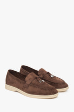 Damen-Slip-on-Loafer aus Velours in Sattelbraun.