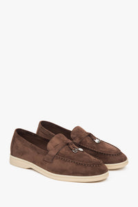 Damen-Slip-on-Loafer aus Velours in Sattelbraun.