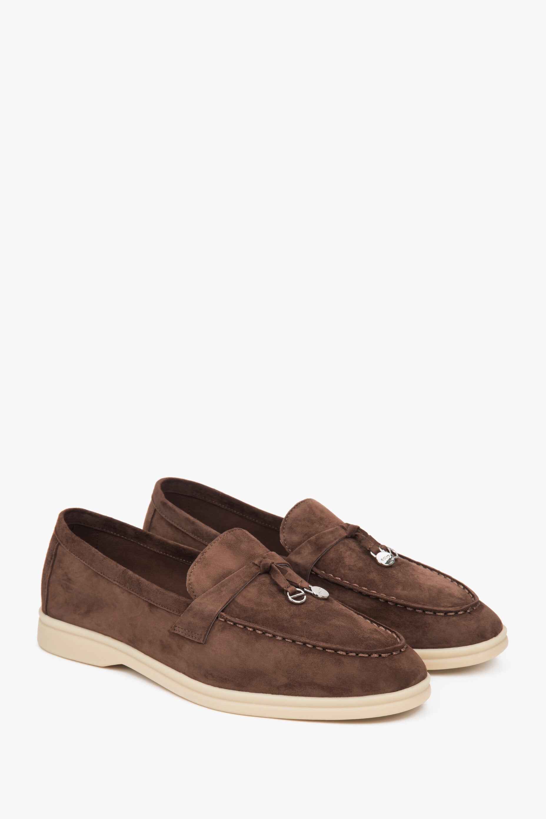 Damen-Slip-on-Loafer aus Velours in Sattelbraun.