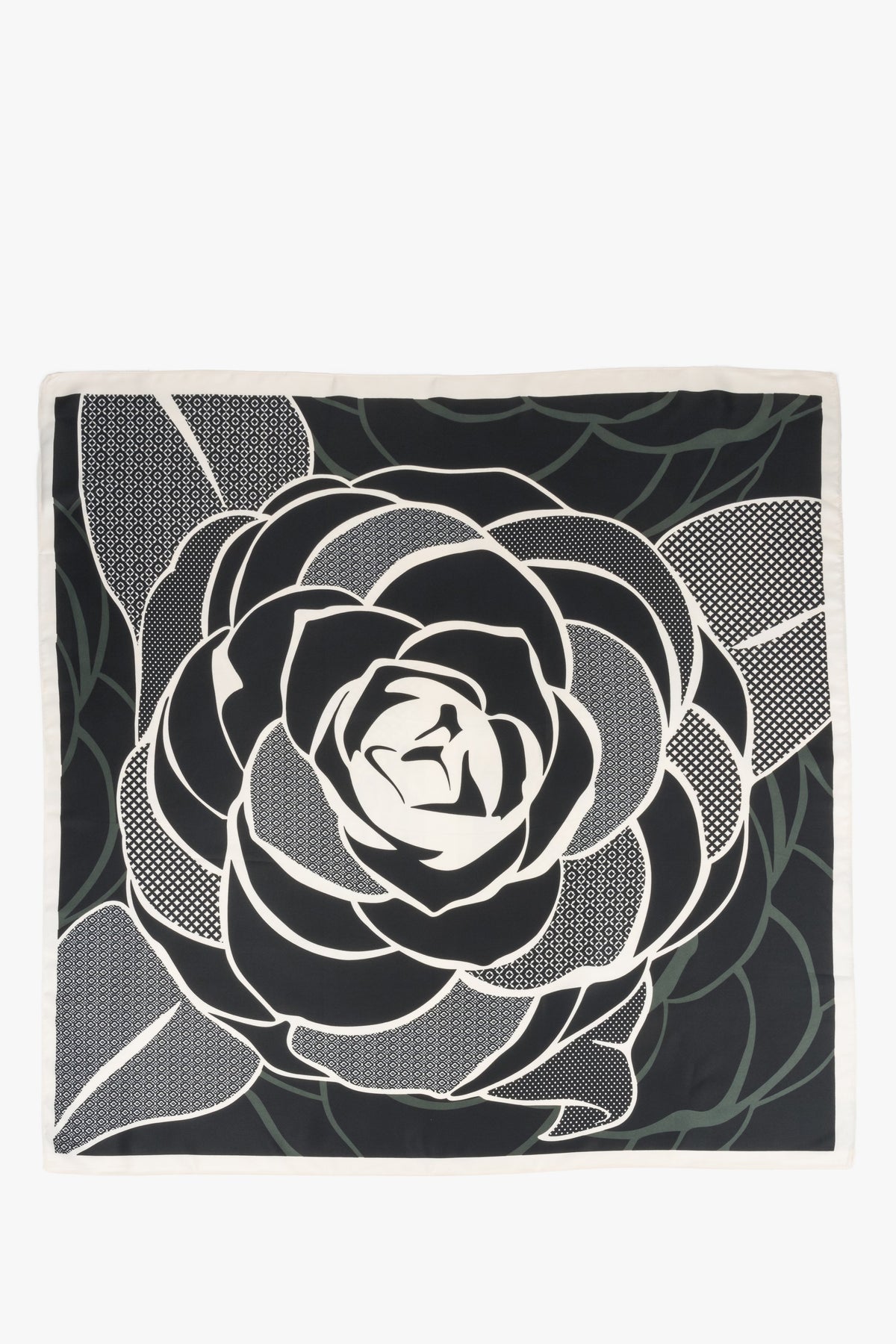Flach ausgelegtes quadratisches Tuch, das das großflächige florale Rosen-Design zeigt