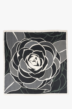 Flach ausgelegtes quadratisches Tuch, das das großflächige florale Rosen-Design zeigt