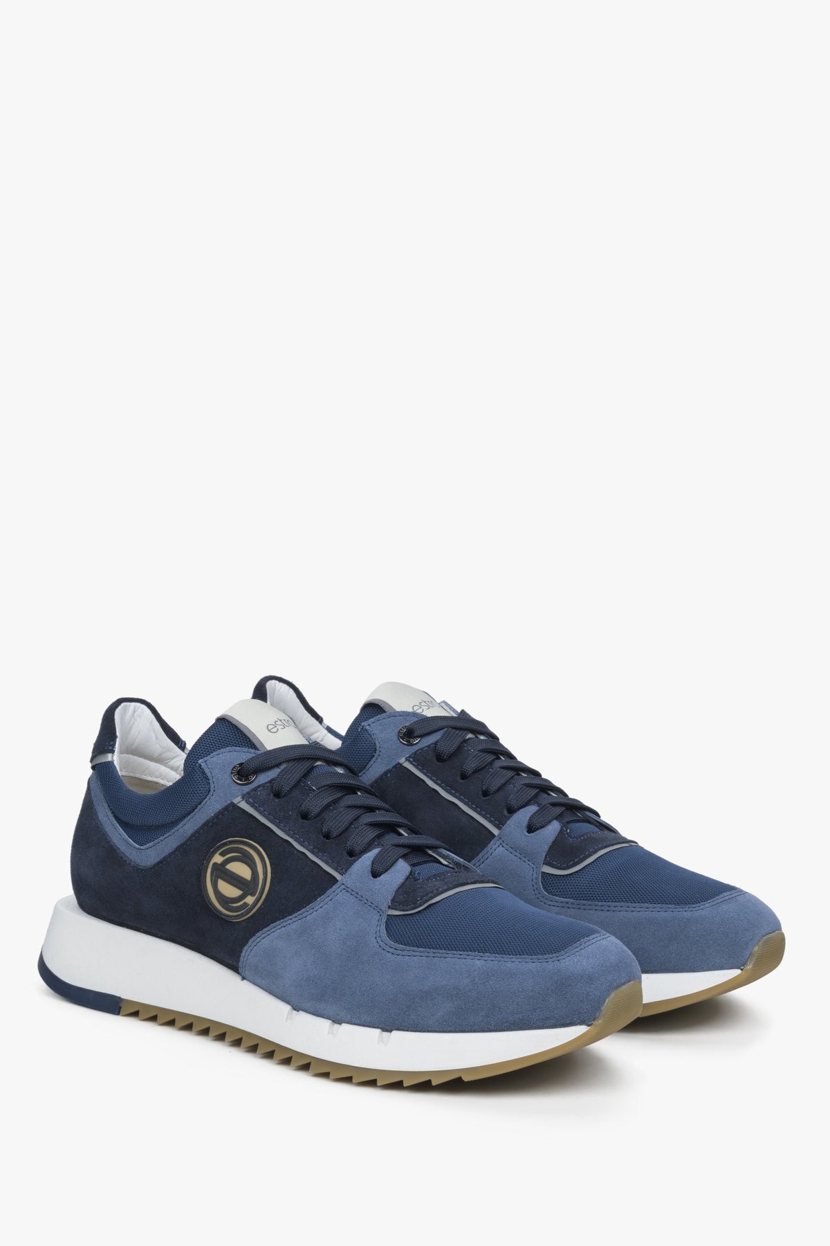 Schräge Frontalansicht der sportlichen schwarz-blauen Sneaker für Herren