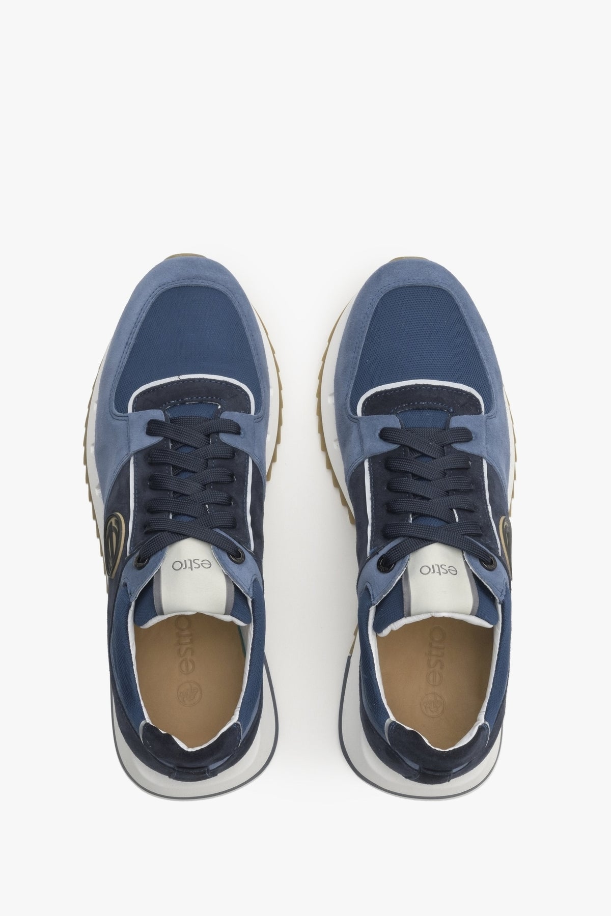 Draufsicht auf das Paar schwarz-blauer Herren-Sneaker mit Echtleder-Einlegesohle