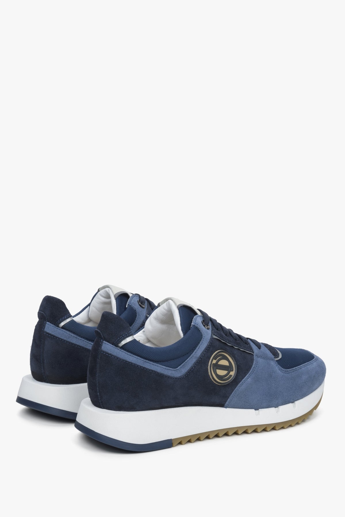 Rückwärtige Ansicht und seitliches Profil der schwarz-blauen Velours-Sneaker