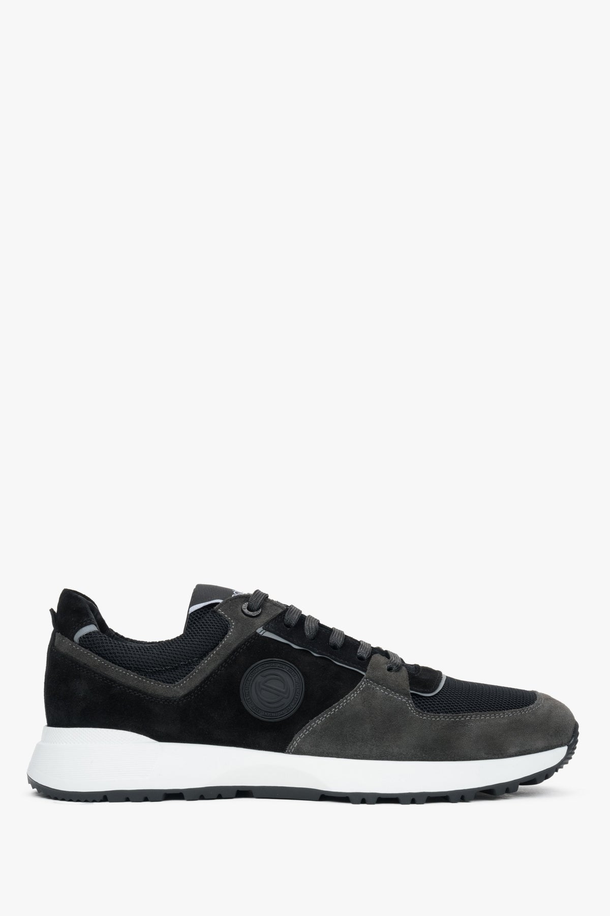 Flaches Seitenprofil der schwarz-grauen Herren-Sneaker mit weißer Zwischensohle
