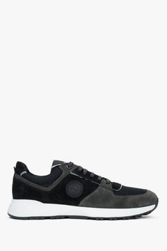 Flaches Seitenprofil der schwarz-grauen Herren-Sneaker mit weißer Zwischensohle