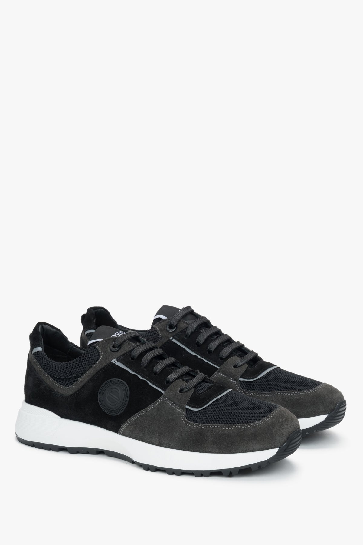 Schräge Frontalansicht des Paares schwarz-grauer Echtleder-Sneaker für Herren