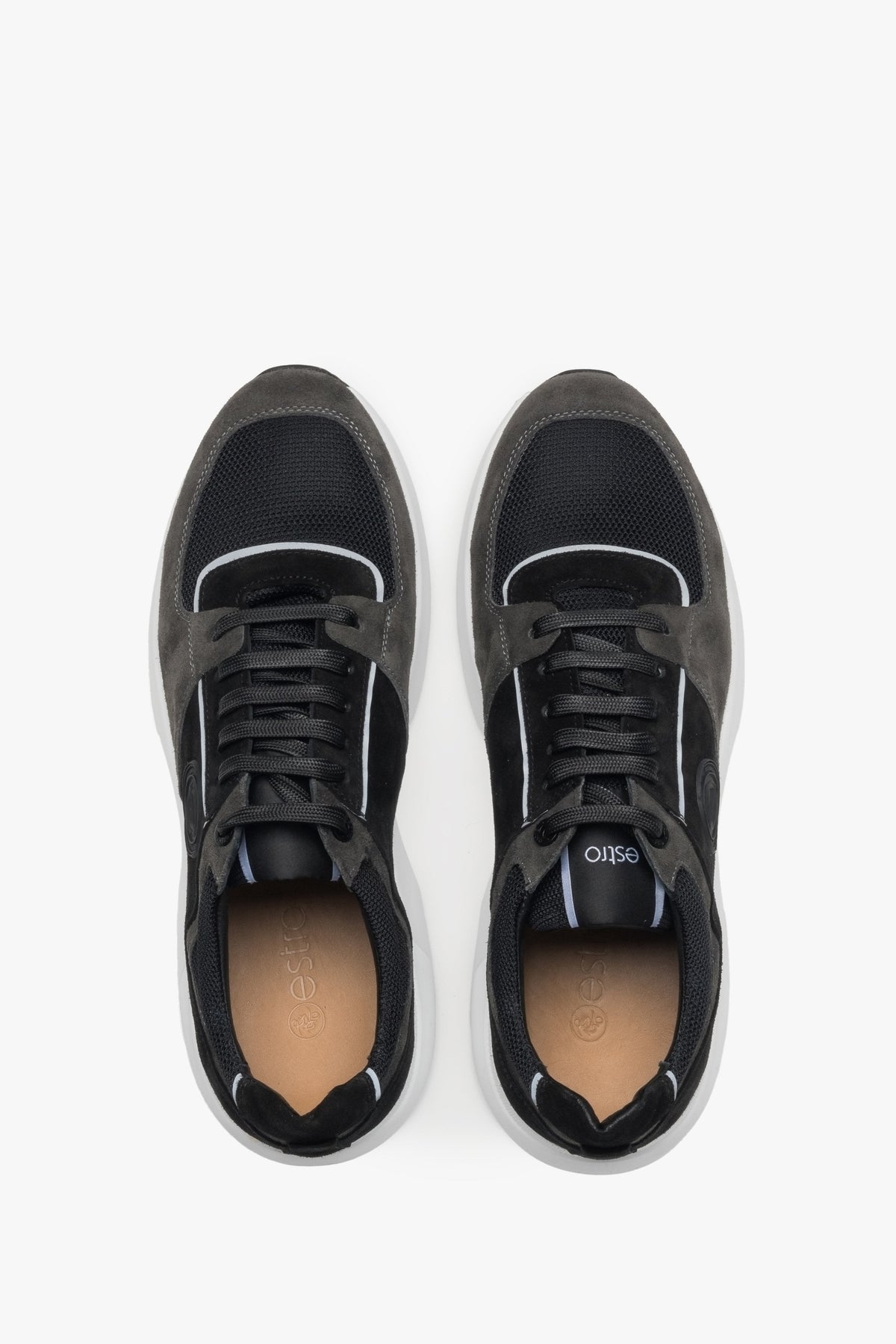 Symmetrische Draufsicht auf das Paar schwarz-grauer Premium-Sneaker