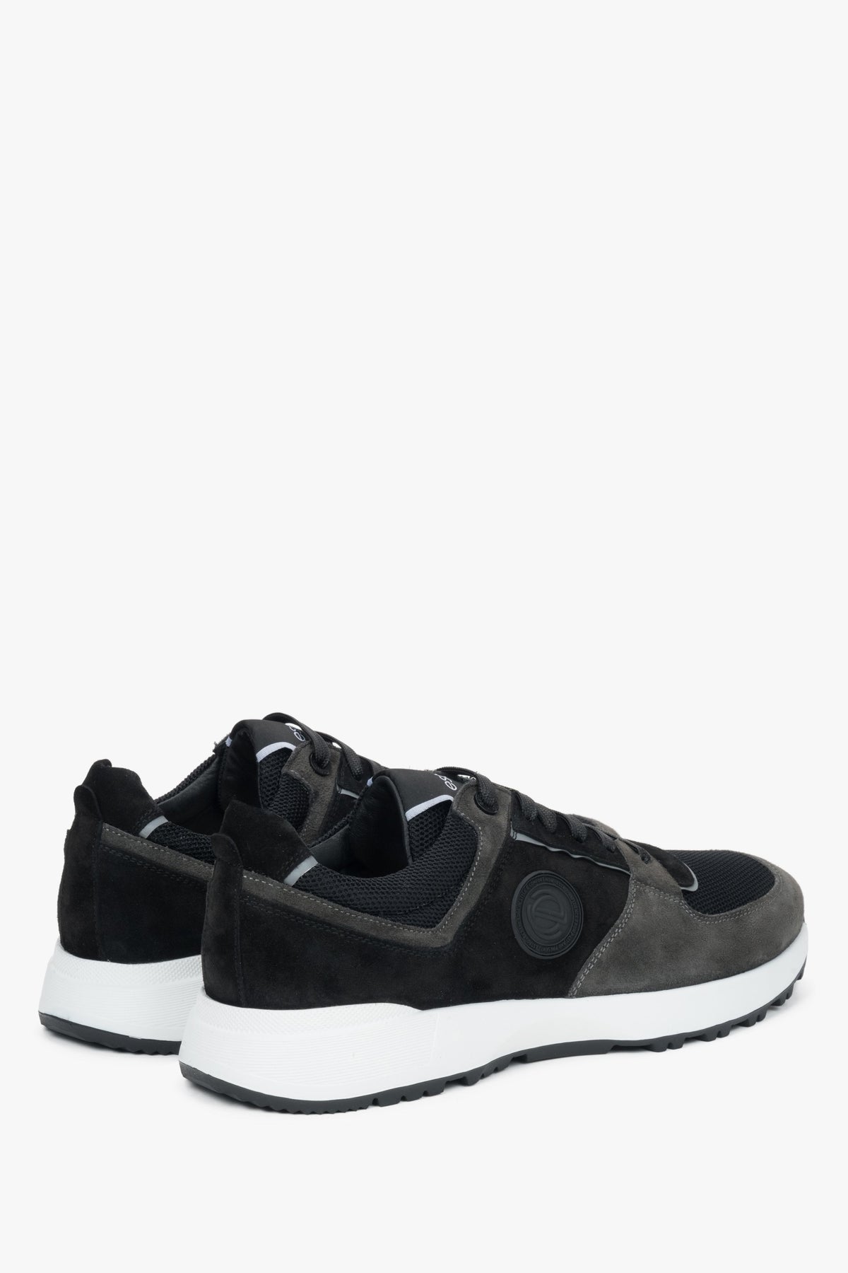 Rückwärtige schräge Perspektive der schwarz-grauen Herren-Sneaker mit Markenlogo
