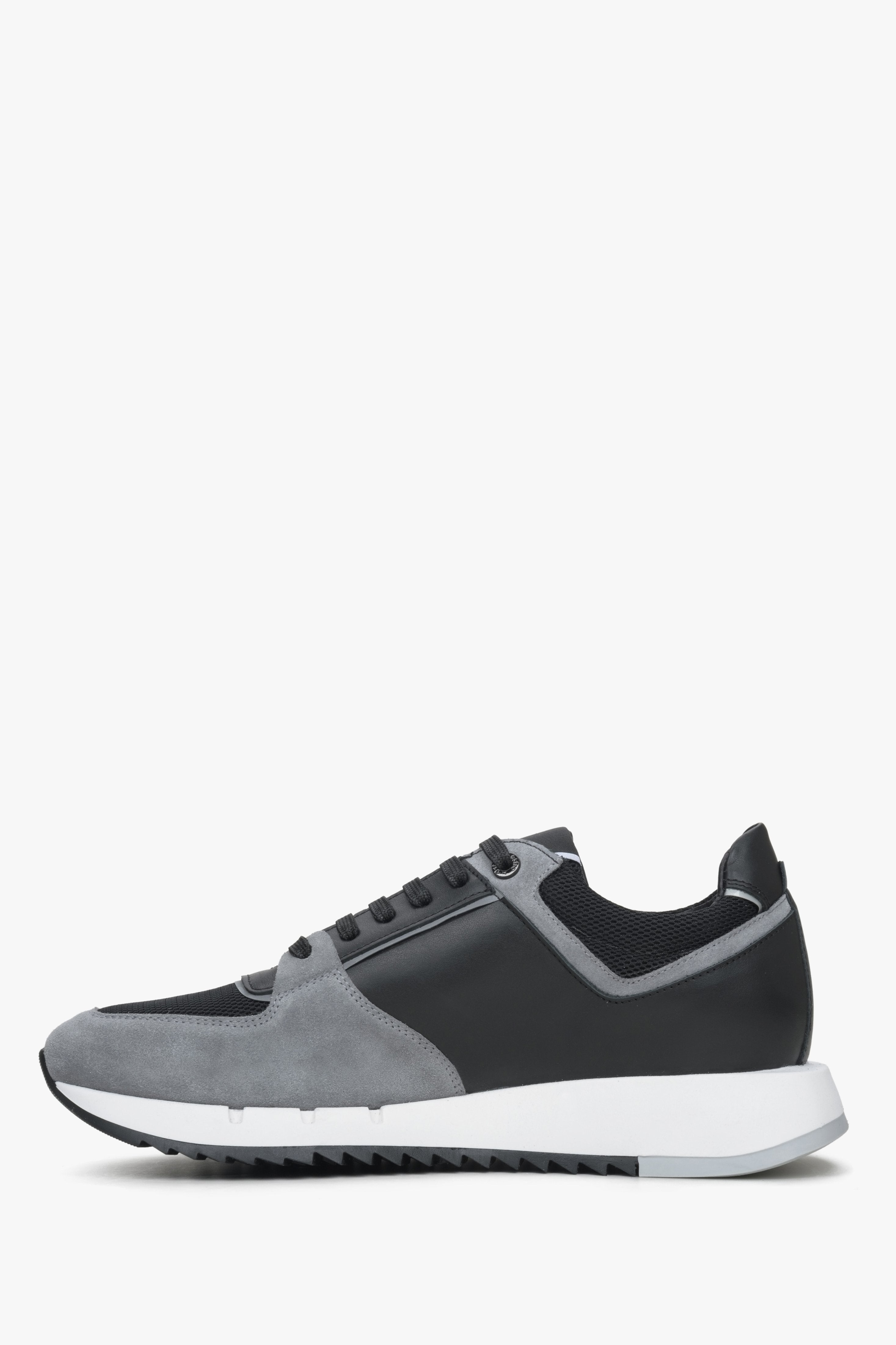 Flaches Seitenprofil der schwarz-grauen Herren-Sneakers aus Veloursleder und Textil