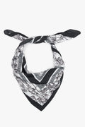 Schwarz-weißes Damen-Halstuch mit Dschungel-Motiv elegant gebunden