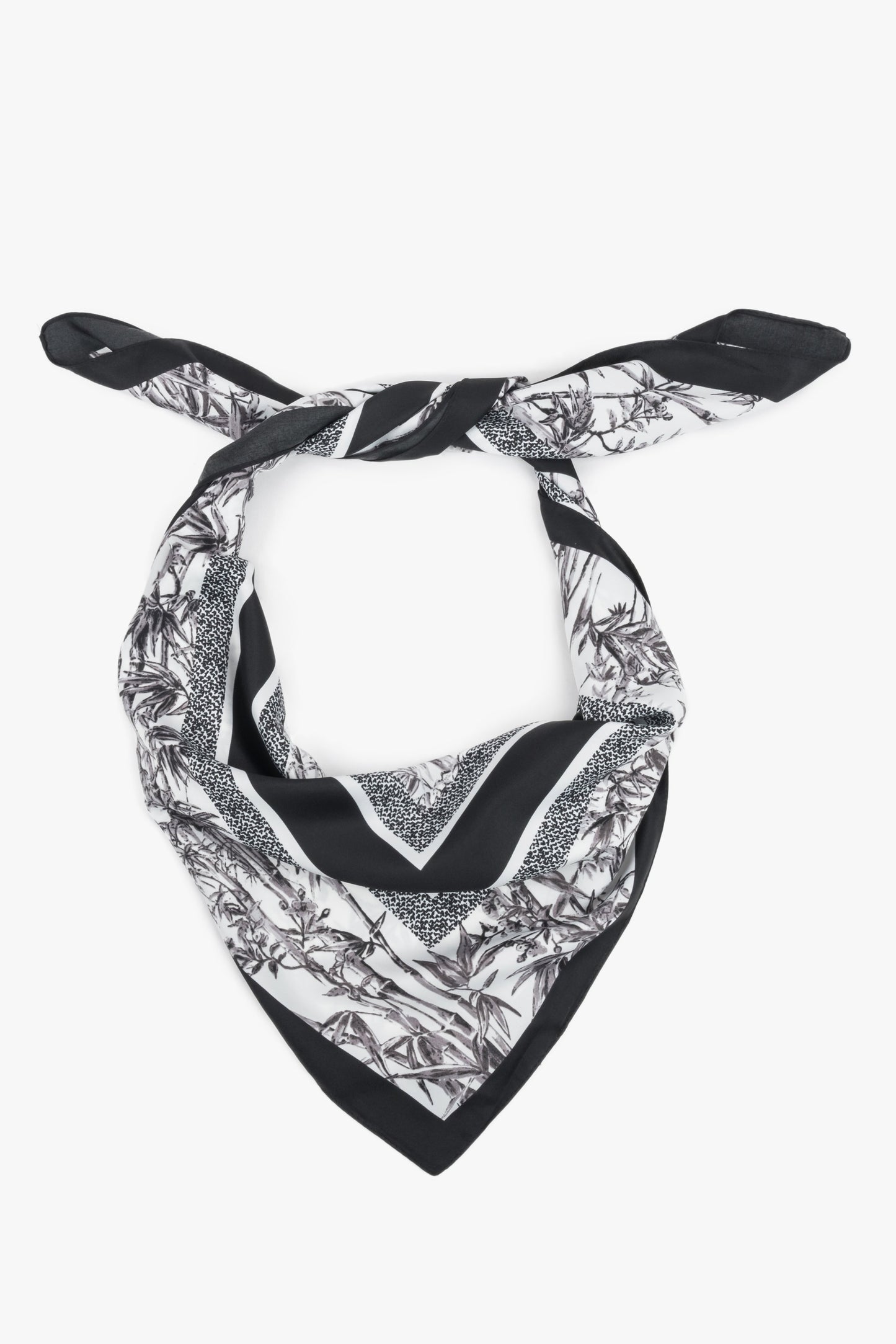 Schwarz-weißes Damen-Halstuch mit Dschungel-Motiv elegant gebunden