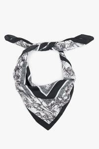 Schwarz-weißes Damen-Halstuch mit Dschungel-Motiv elegant gebunden