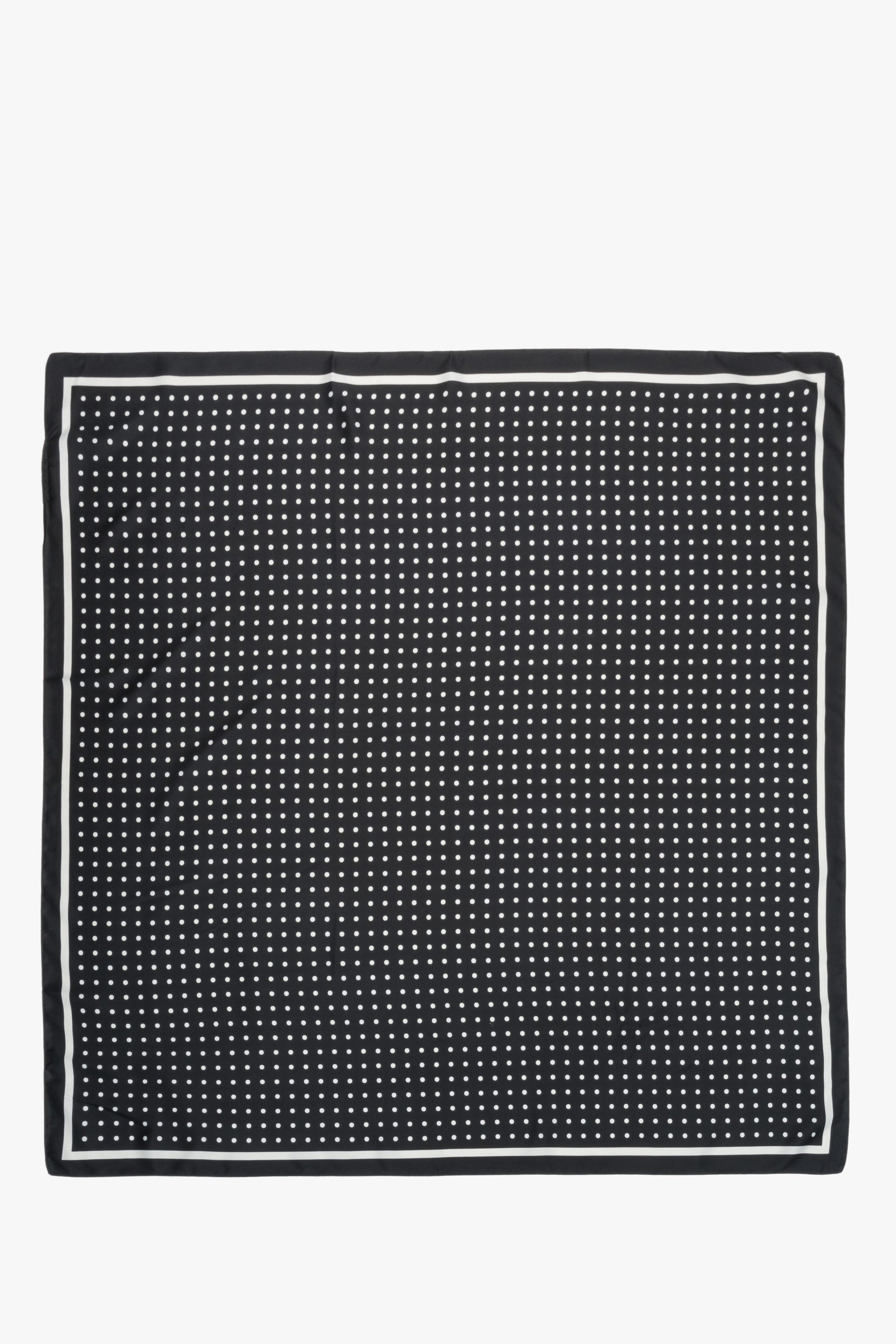 Ganzansicht des quadratischen Damen-Ziertuchs zur Veranschaulichung des Polka-Dot-Designs