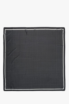 Ganzansicht des quadratischen Damen-Ziertuchs zur Veranschaulichung des Polka-Dot-Designs