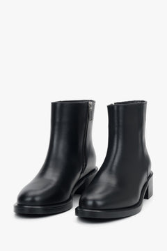 Frontale Schrägansicht der kurzen Stiefeletten-Variante 