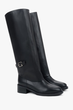 Schrägansicht des Langschaftstiefel-Paares zur Veranschaulichung der glatten Leder-Silhouette 
