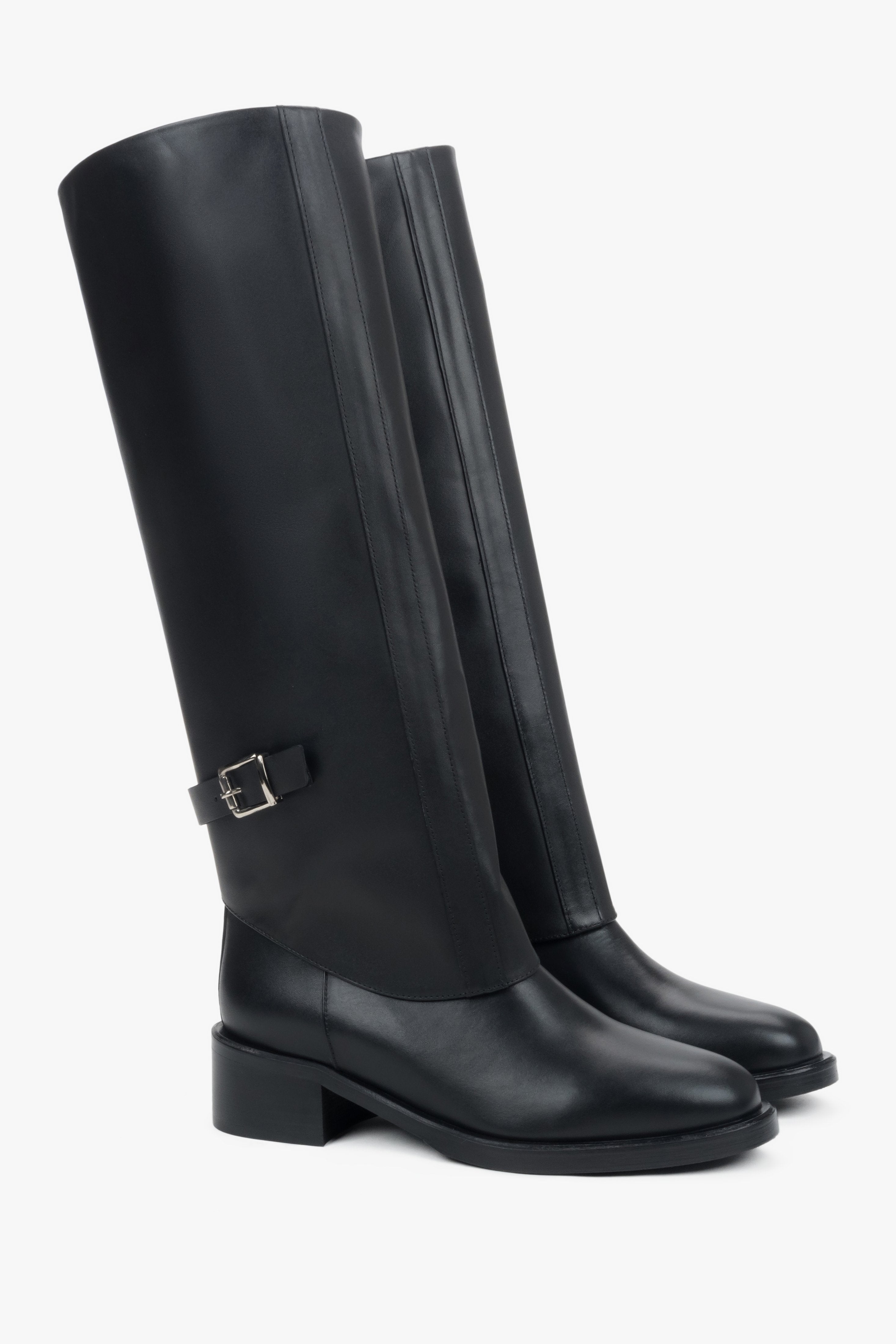 Schrägansicht des Langschaftstiefel-Paares zur Veranschaulichung der glatten Leder-Silhouette 