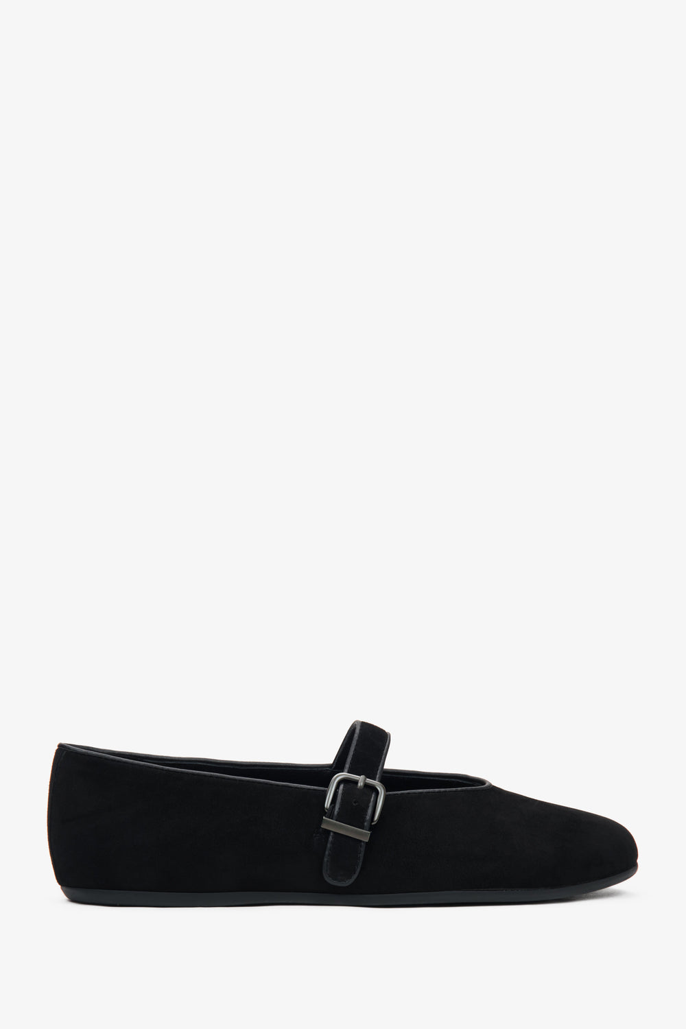 Reines Seitenprofil des linken schwarzen Damen-Ballerinas aus weichem Veloursleder mit Schnalle von Estro