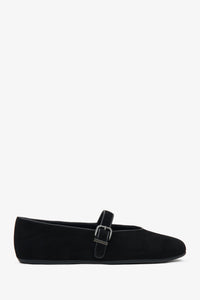 Reines Seitenprofil des linken schwarzen Damen-Ballerinas aus weichem Veloursleder mit Schnalle von Estro