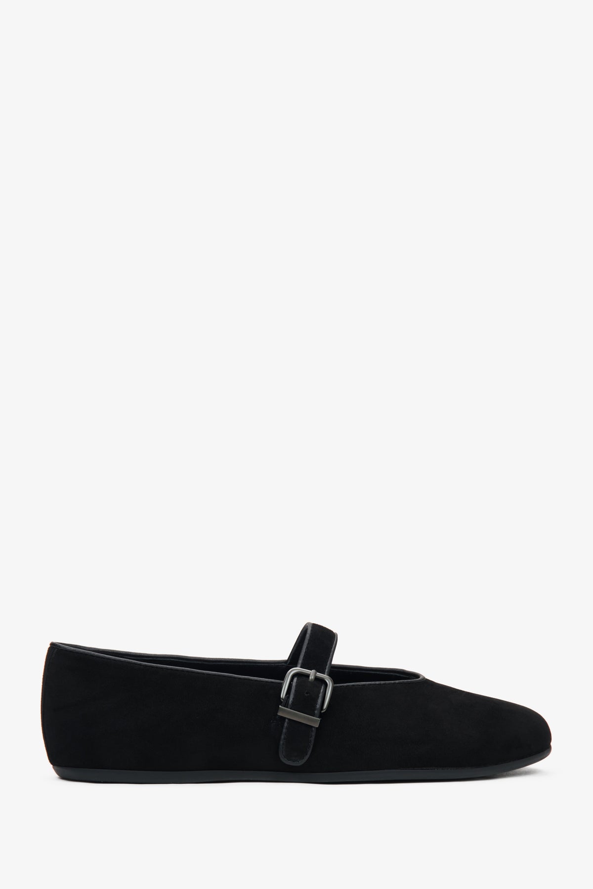 Reines Seitenprofil des linken schwarzen Damen-Ballerinas aus weichem Veloursleder mit Schnalle von Estro