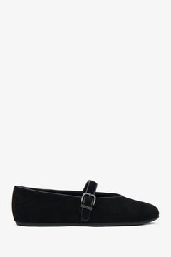 Reines Seitenprofil des linken schwarzen Damen-Ballerinas aus weichem Veloursleder mit Schnalle von Estro