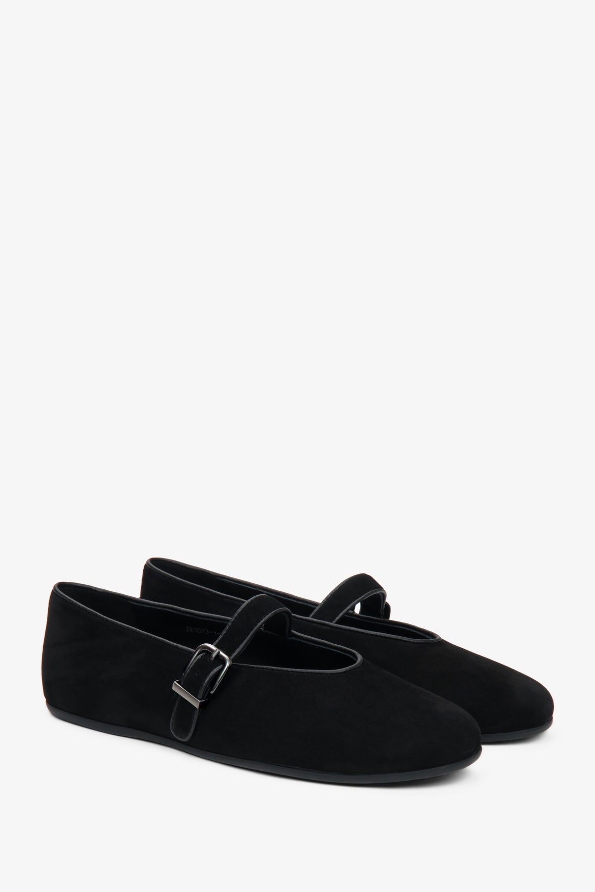 Diagonale Frontalansicht des Paares schwarzer Velours-Ballerinas mit zartem Riemen