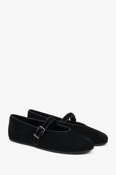 Diagonale Frontalansicht des Paares schwarzer Velours-Ballerinas mit zartem Riemen