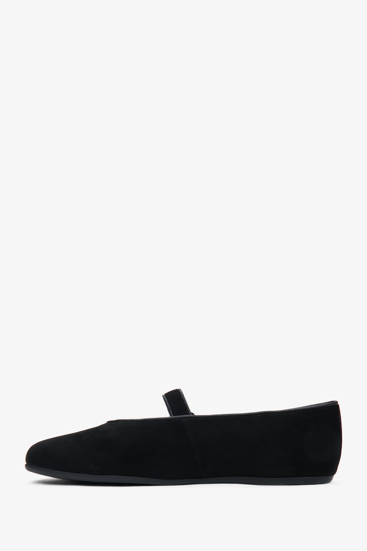 Minimalistische Seitenansicht des flachen schwarzen Ballerinas aus echtem Veloursleder
