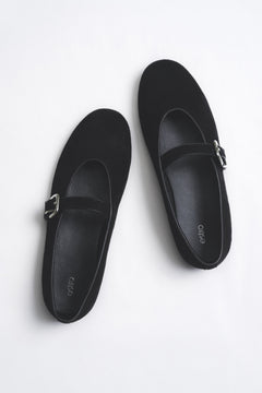 Draufsicht im stilvollen Arrangement des Paares schwarzer Riemchen-Ballerinas