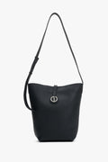 Vorderansicht der eleganten schwarzen Damen Beuteltasche von Estro aus hochwertigem Naturleder.