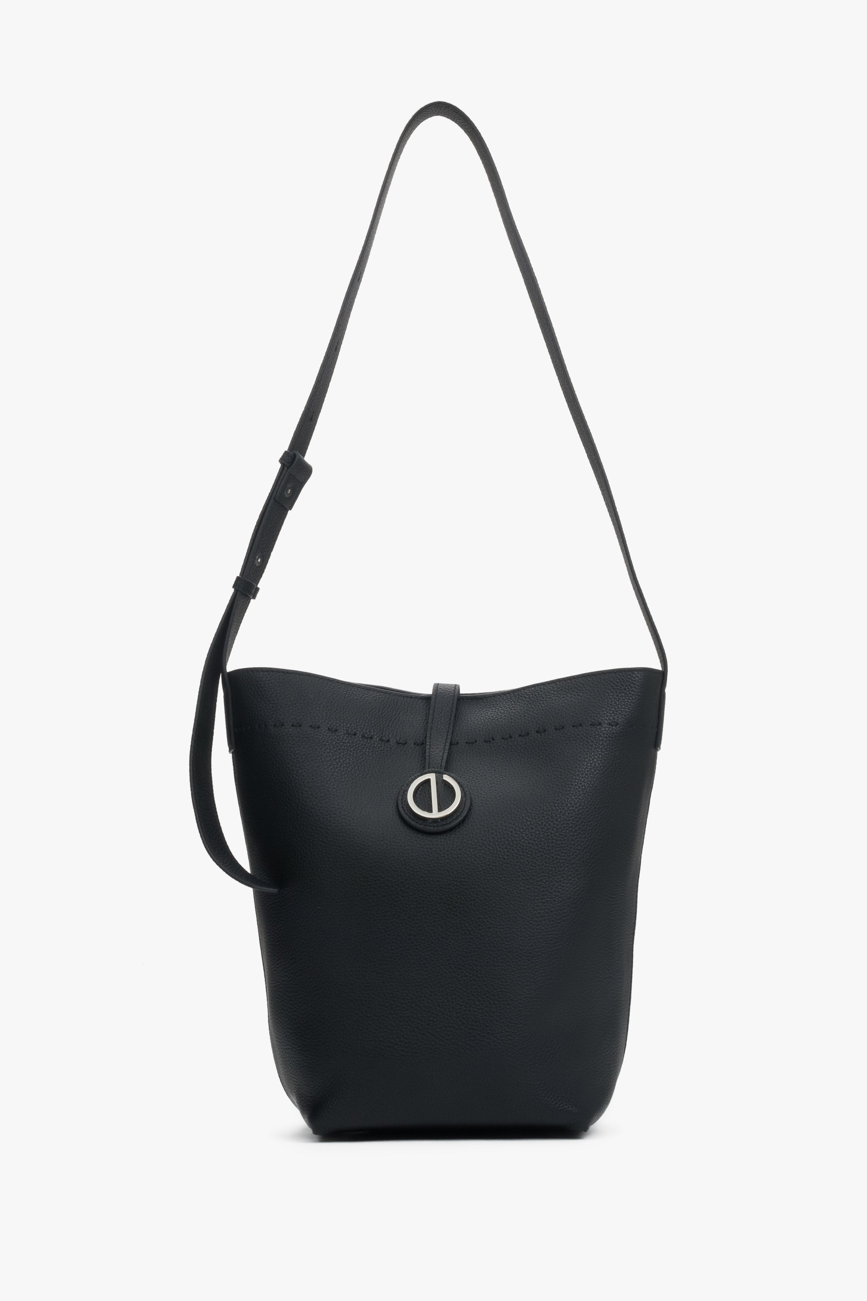 Vorderansicht der eleganten schwarzen Damen Beuteltasche von Estro aus hochwertigem Naturleder.