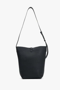 Rückansicht der schlichten schwarzen Leder-Beuteltasche von Estro.Schulterriemen.