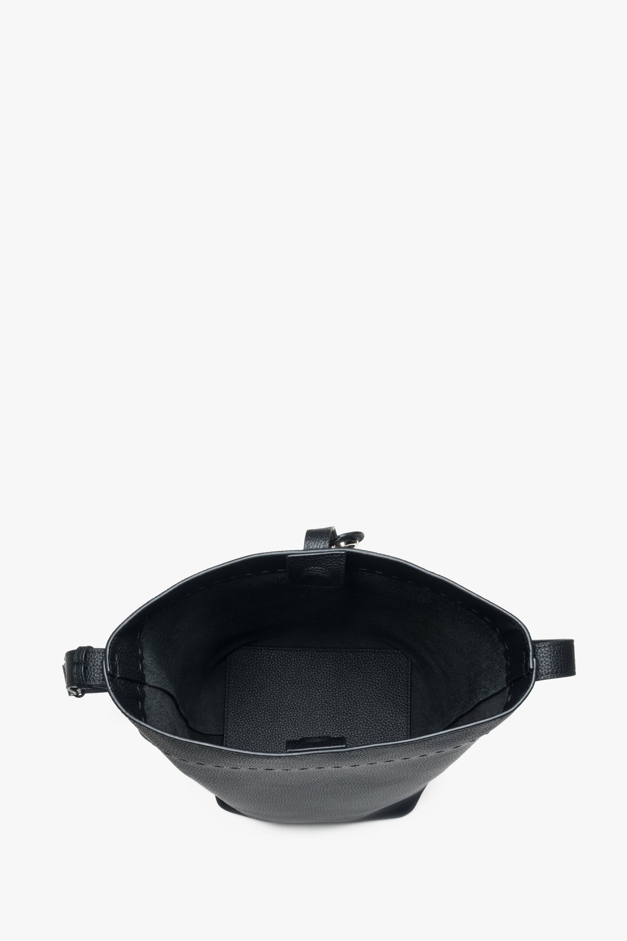 Blick in das geräumige Hauptfach der schwarzen Damen Schultertasche.