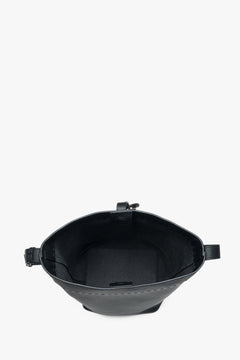 Blick in das geräumige Hauptfach der schwarzen Damen Schultertasche.