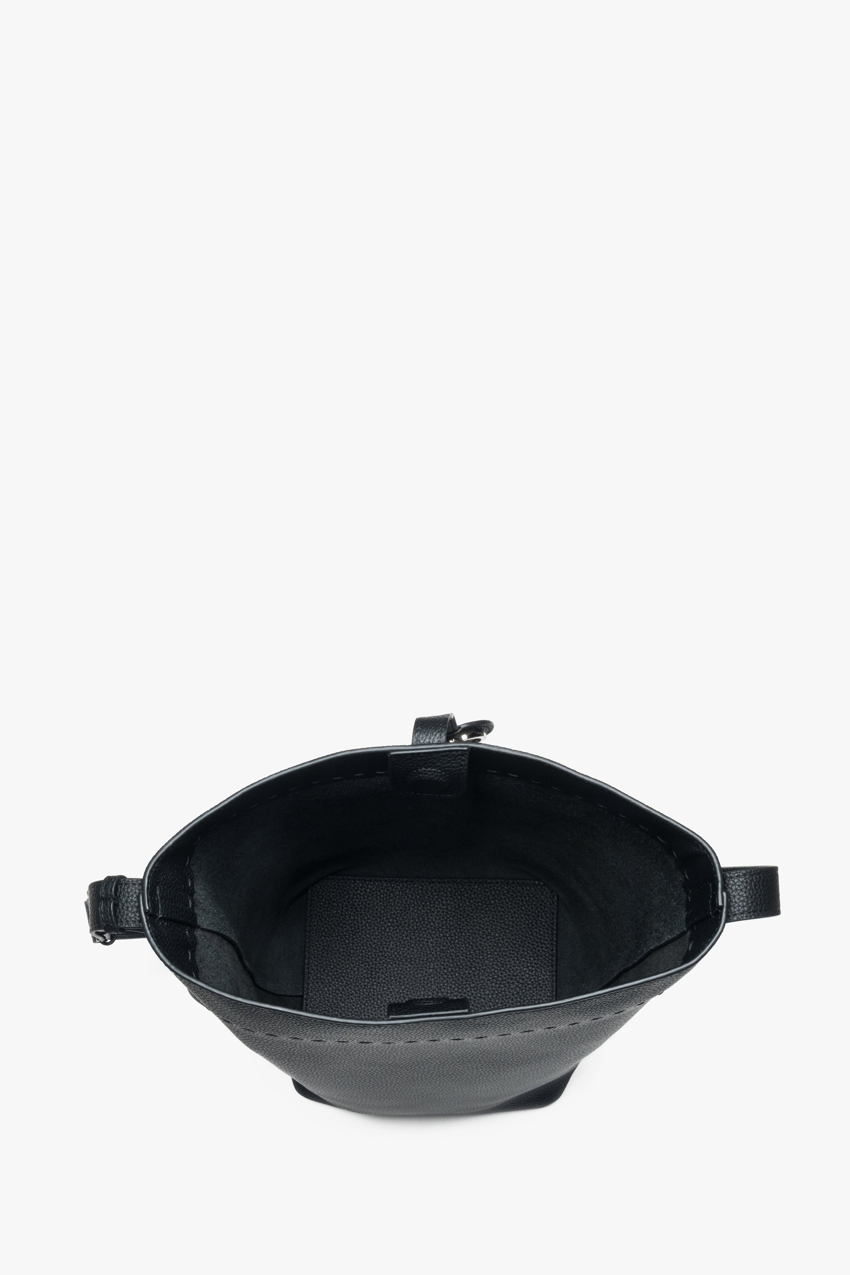 Blick in das geräumige Hauptfach der schwarzen Damen Schultertasche.