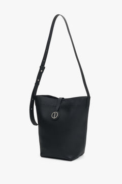Seitenansicht der schwarzen Estro Bucket Bag mit Fokus auf den Schulterriemen.