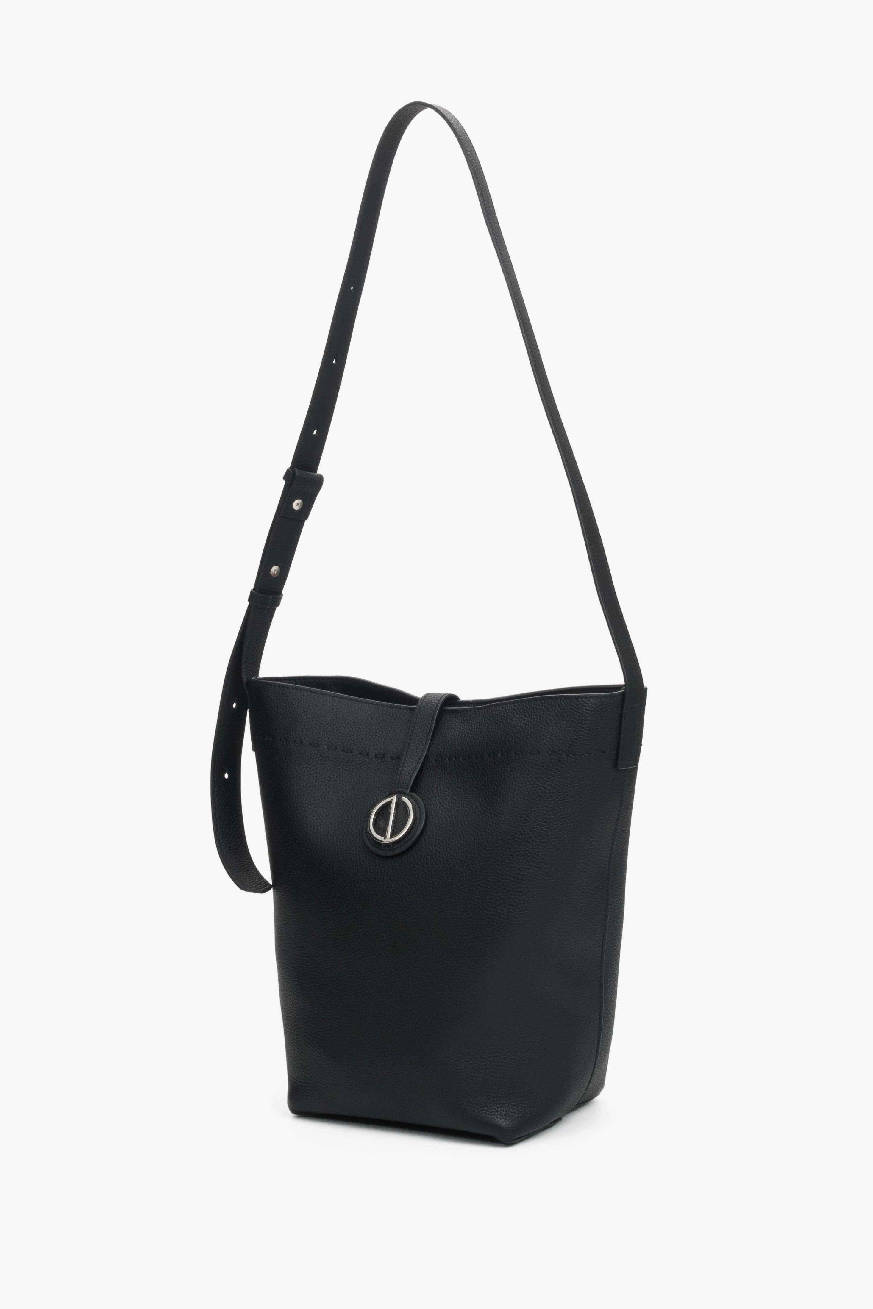 Seitenansicht der schwarzen Estro Bucket Bag mit Fokus auf den Schulterriemen.