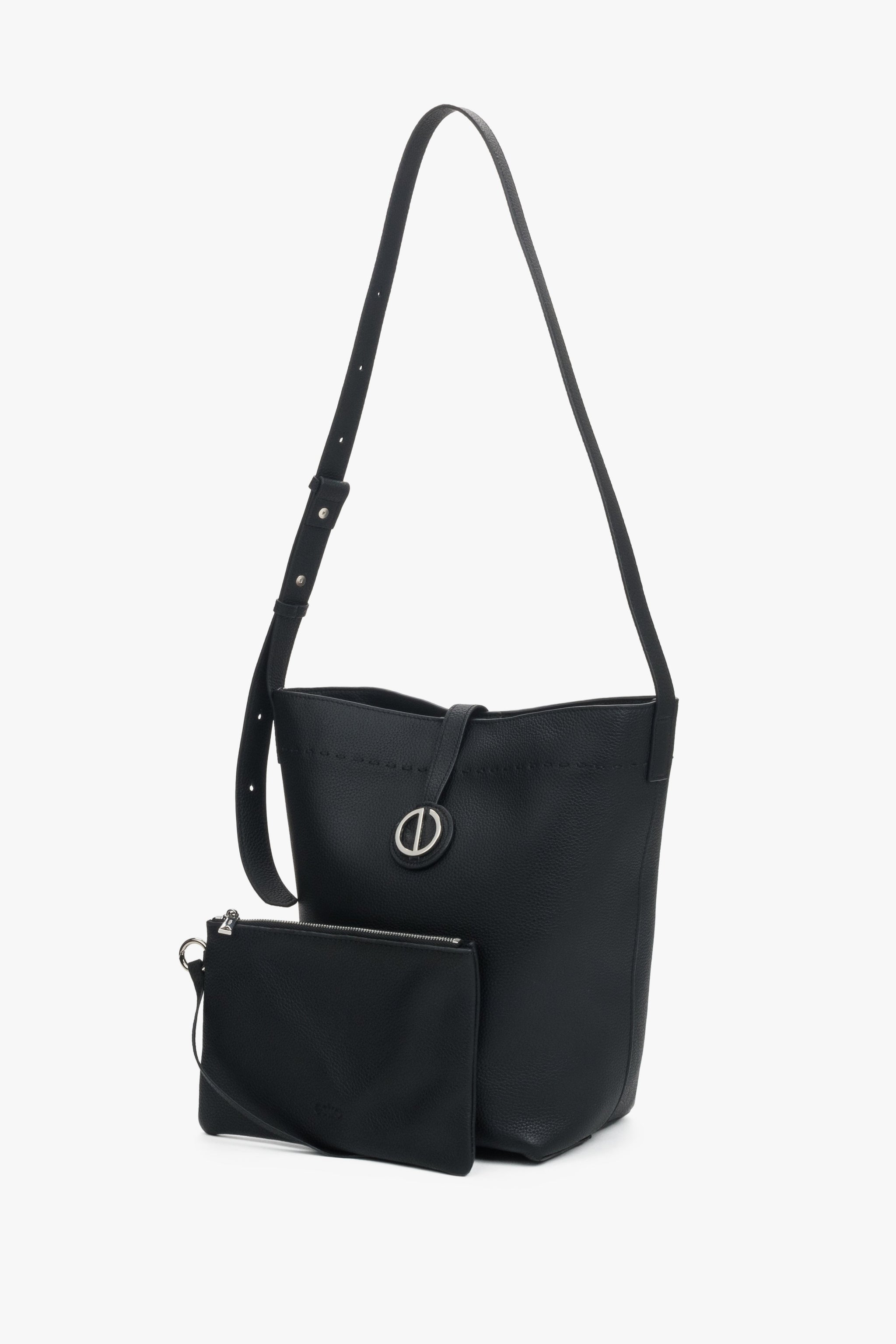 Die herausnehmbare helle Innentasche der schwarzen Ledertasche.
