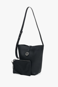 Die herausnehmbare helle Innentasche der schwarzen Ledertasche.