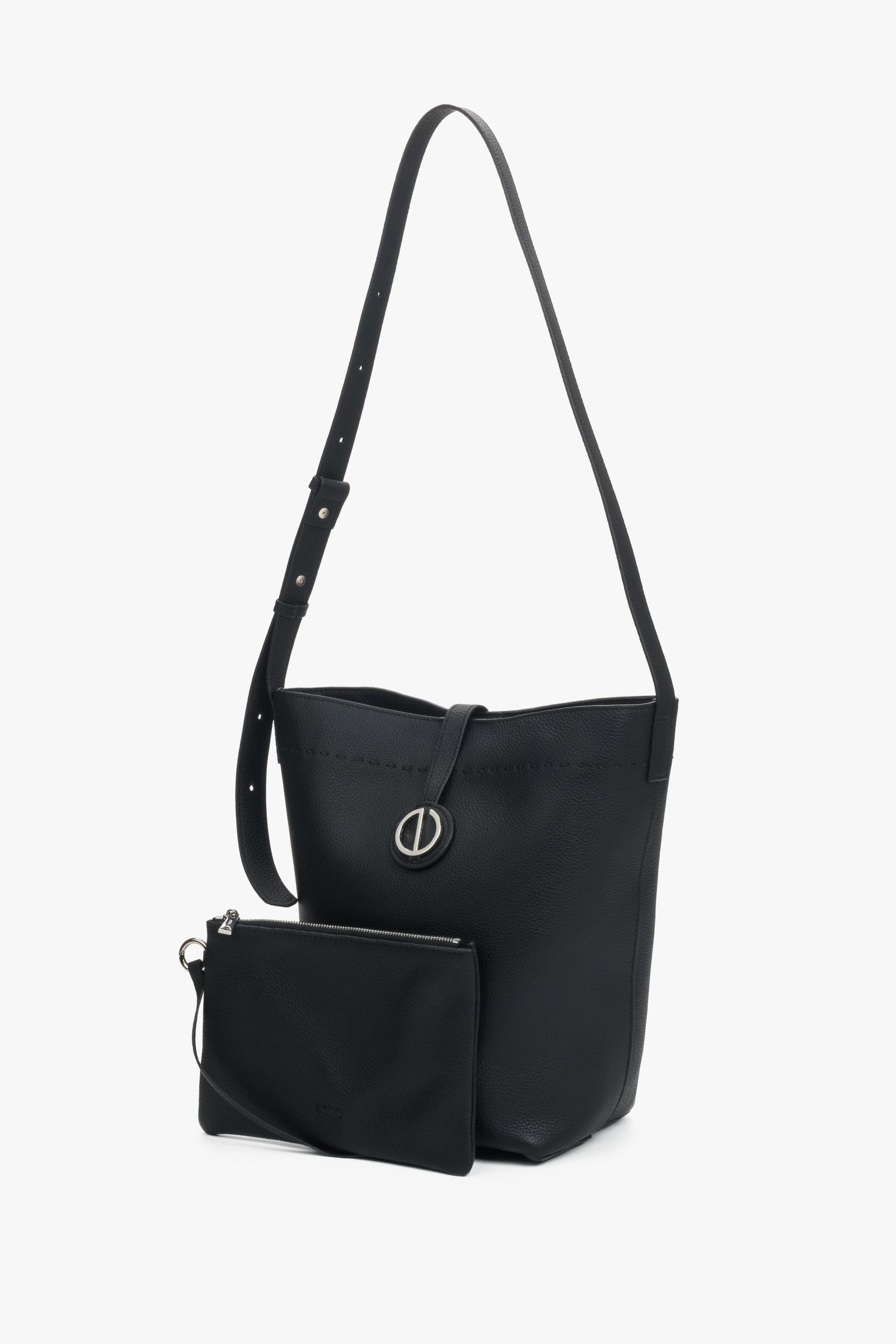 Die herausnehmbare helle Innentasche der schwarzen Ledertasche.
