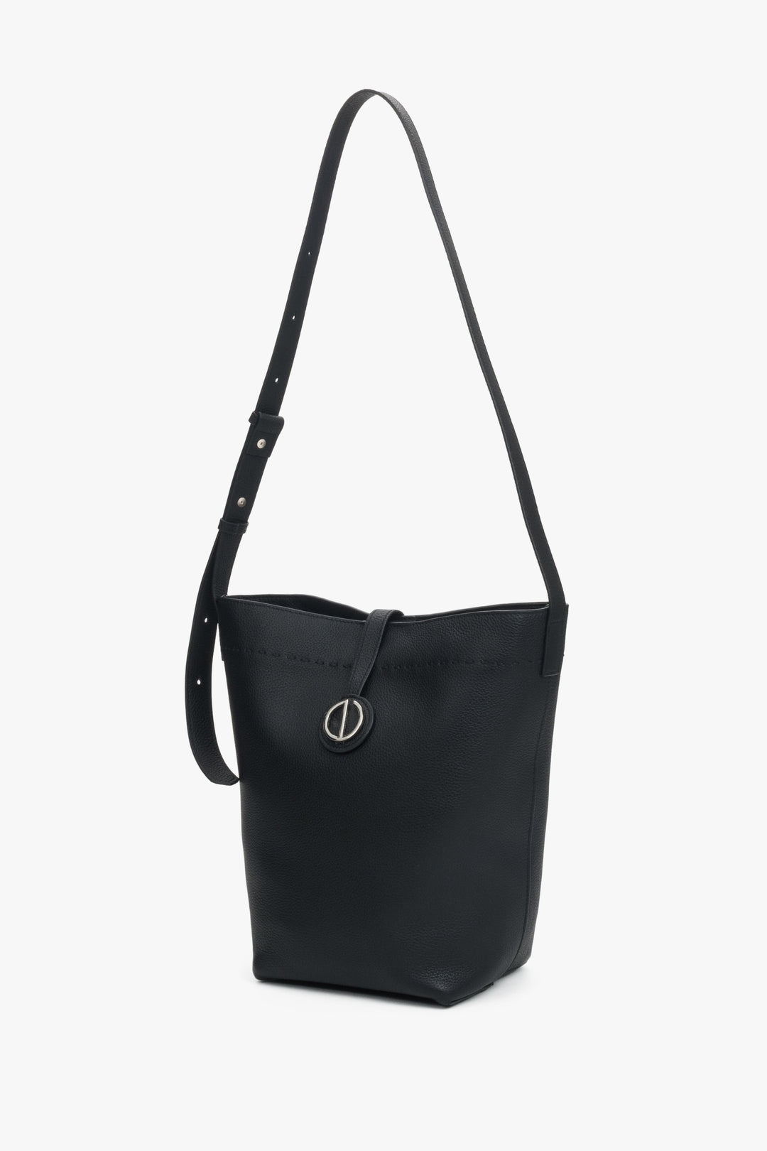 Seitenansicht der schwarzen Estro Bucket Bag mit Fokus auf den Schulterriemen.