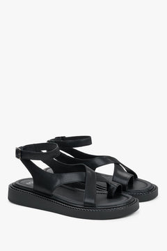 Schräge Ansicht der schwarzen Casual Damen-Sandalen mit Plateausohle aus weichem Echtleder.
