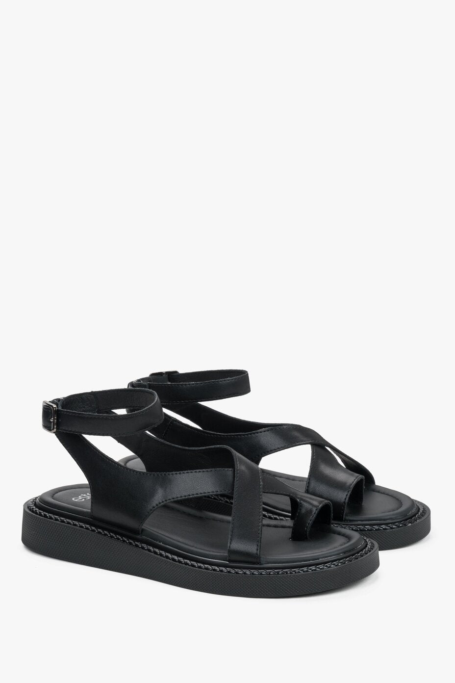 Schräge Ansicht der schwarzen Casual Damen-Sandalen mit Plateausohle aus weichem Echtleder.