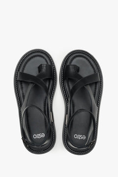 Draufsicht auf das Paar schwarzer Sandalen von Estro.